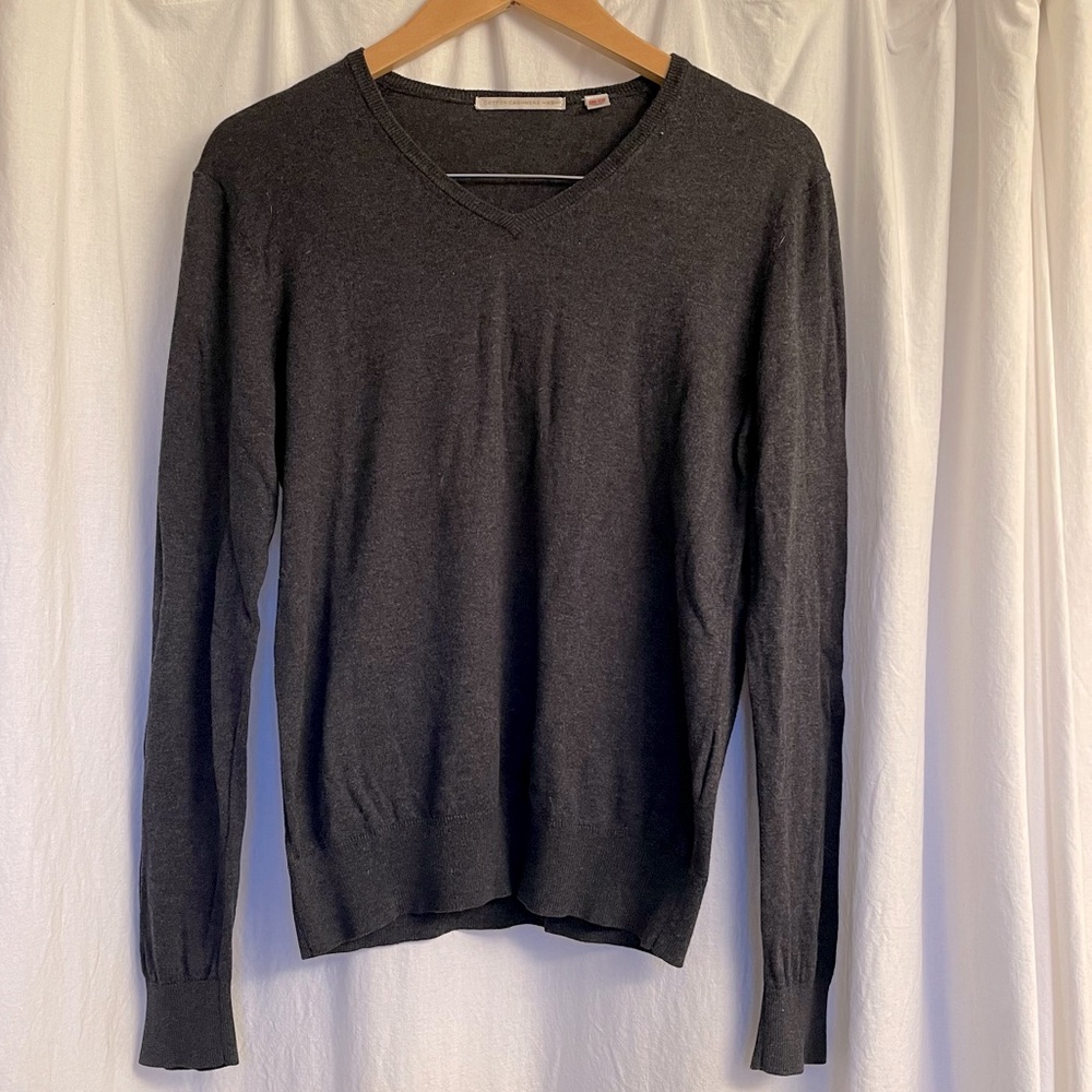 Soft Uniqlo cotton + cashmere charcoal v neck sweater size XS men / S women